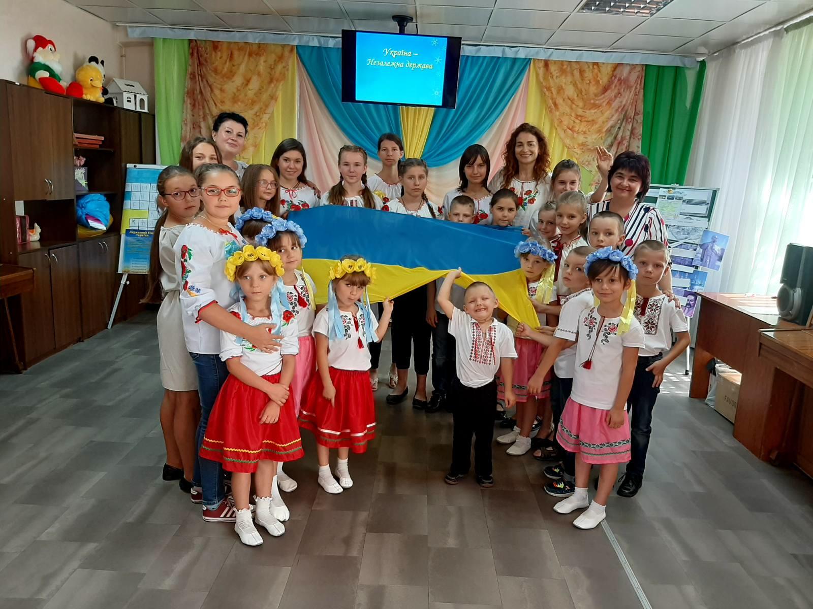 Children holding a Ukrainian flag